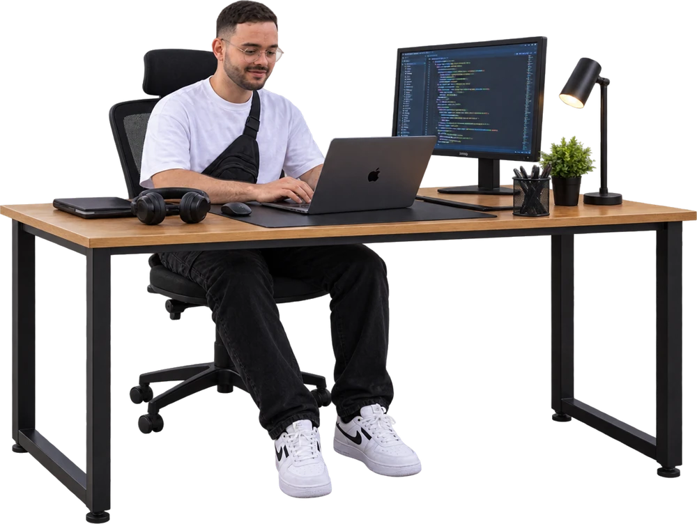 Gaya Medjedoub à gauche, en développeur full-stack devant son code