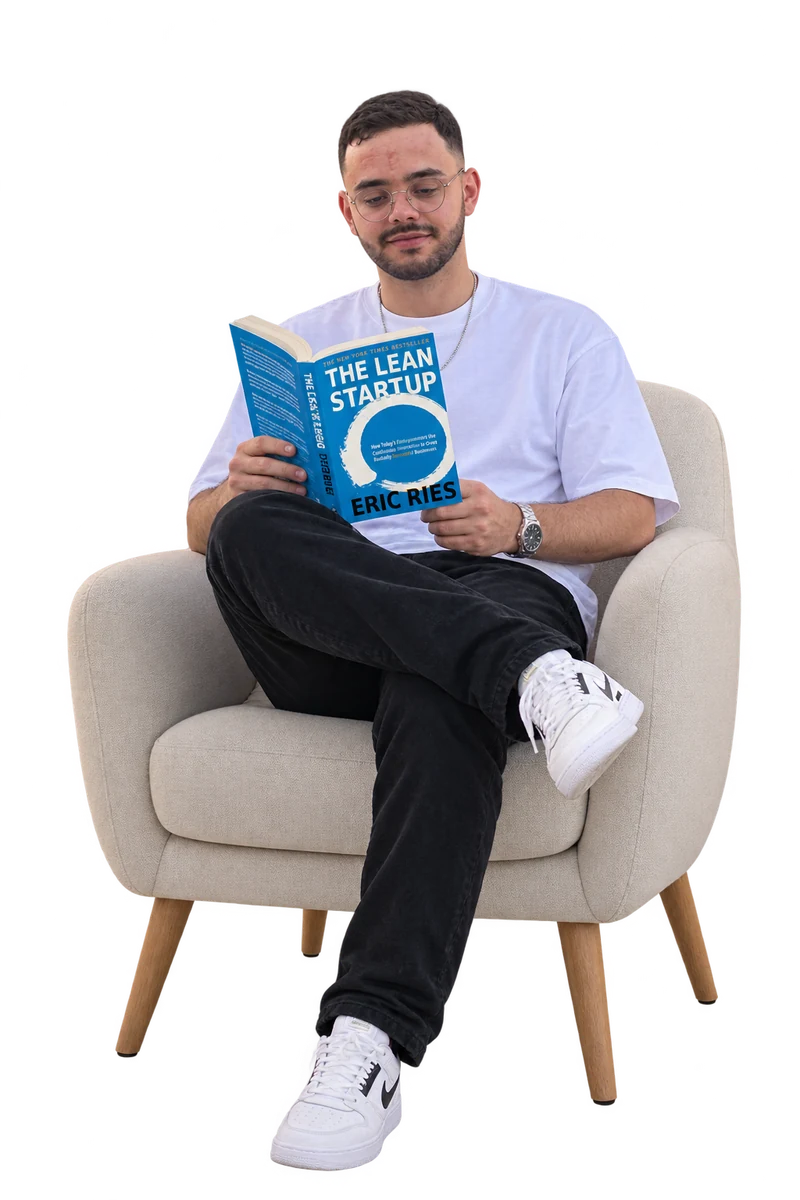 Gaya Medjedoub lisant The Lean Startup dans un fauteuil